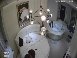 豪华套房tp极品漂亮的牛仔裤大学美女被小鲜肉男友三次内射