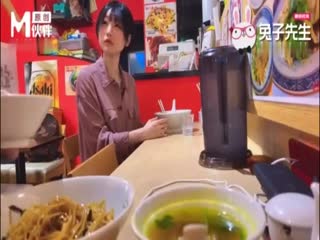 【桃视频】兔子先生 拉麵店搭訕超可愛少女 受虐少女激爽三穴强